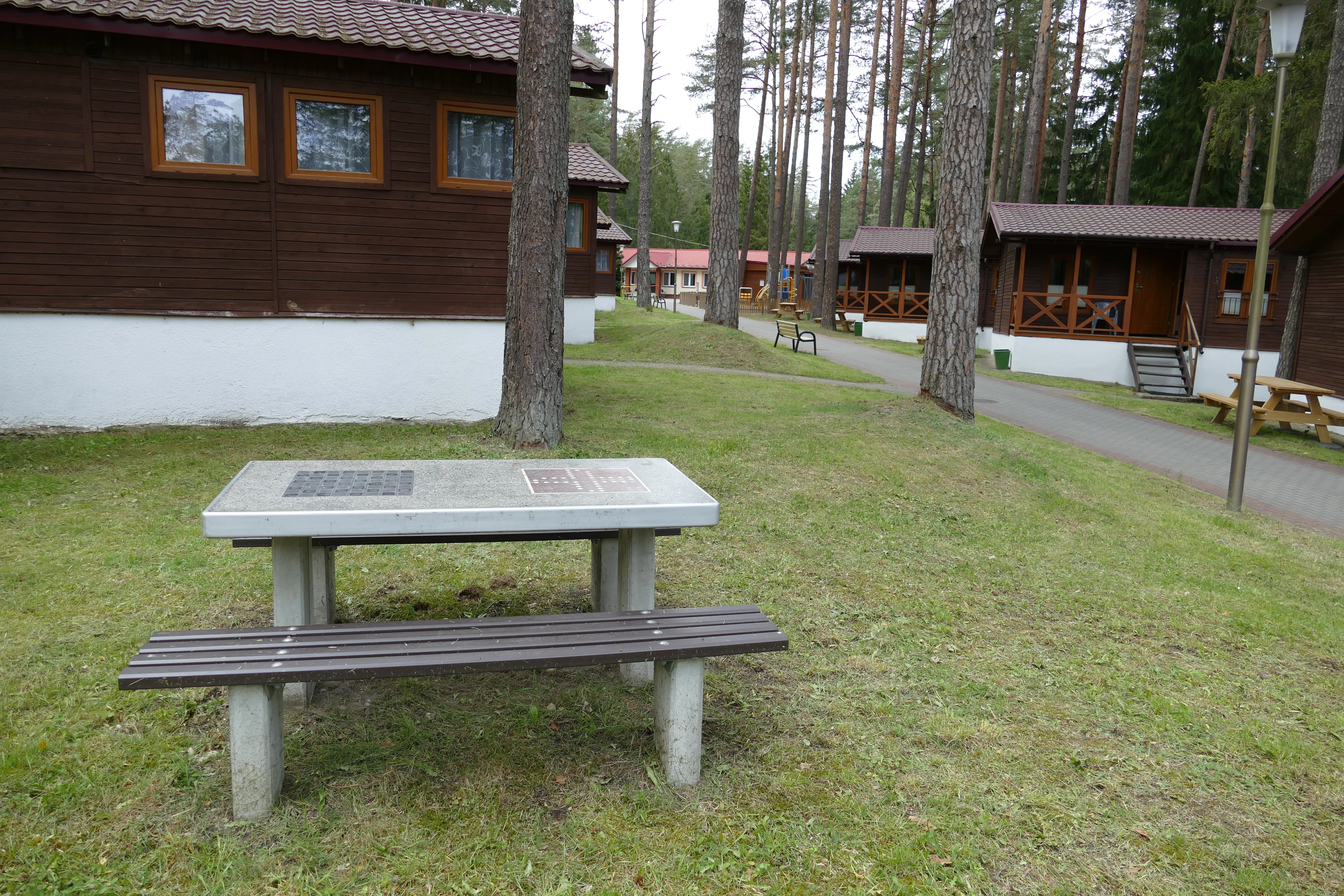 Stół do gry w szachy i chińczyka